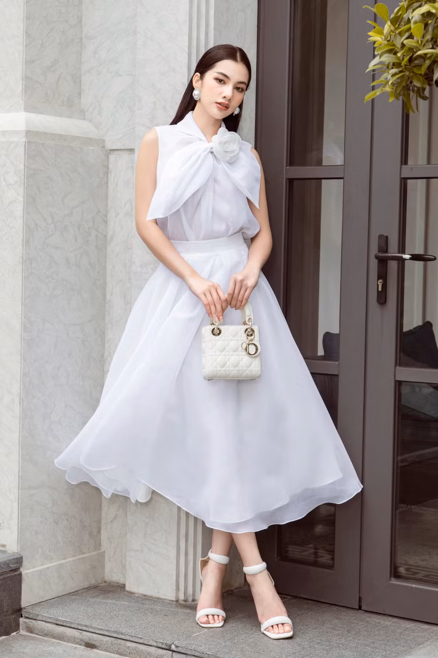 Ở một số các thiết kế khác, hoa trà được làm với kích thước nhỏ, điểm xuyết trên trang phục nữ tính phù hợp với các quý cô ngọt ngào. Dải màu đa dạng trải dài từ sắc trắng tinh khôi, trắng ngà, trắng kem... cũng là một điểm đáng chú ý từ loạt trang phục màu trắng dành cho mùa hè của Đỗ Mạnh Cường.