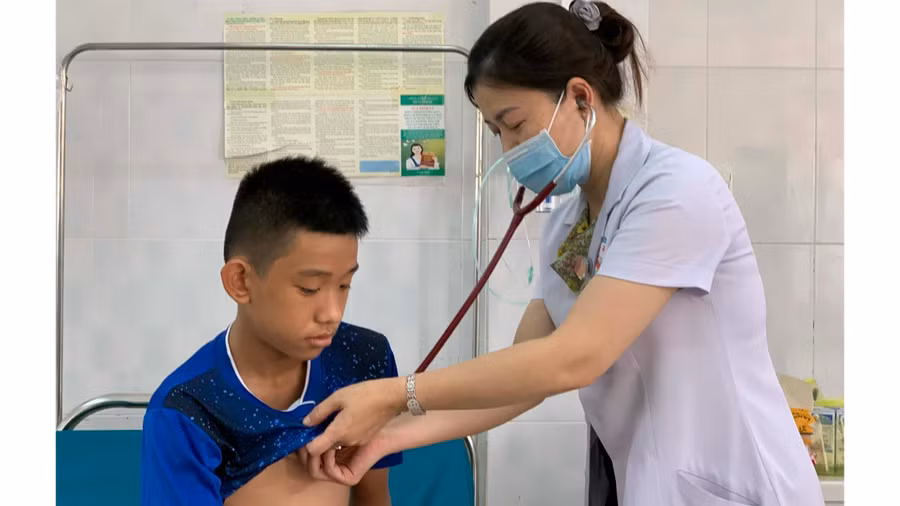 Bác sĩ Phan Thị Thùy Trang-Trưởng khoa Hồi sức tích cực chống độc (Bệnh viện Nhi tỉnh) thăm khám cho em Trịnh Xuân An. Ảnh: Như Nguyện