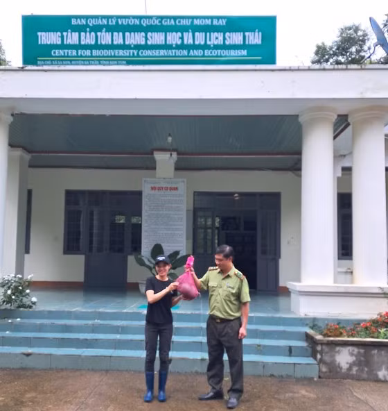 Cá thể tê tê quý hiếm được Hạt Kiểm lâm TP.Kon Tum bàn giao cho Trung tâm Bảo tồn đa dạng sinh học và Du lịch sinh thái chăm sóc. Ảnh: CTV