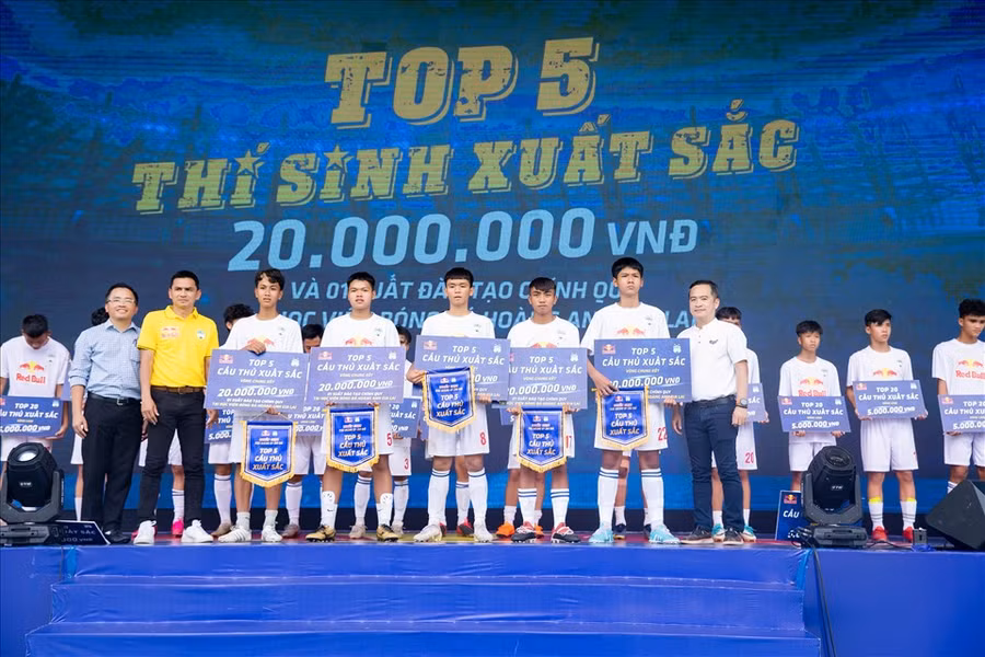 Huấn luyện viên Kiatisak của Hoàng Anh Gia Lai trao phần thưởng cho 5 cầu thủ được tuyển chọn từ chương trình. Ảnh: Duyên Duyên