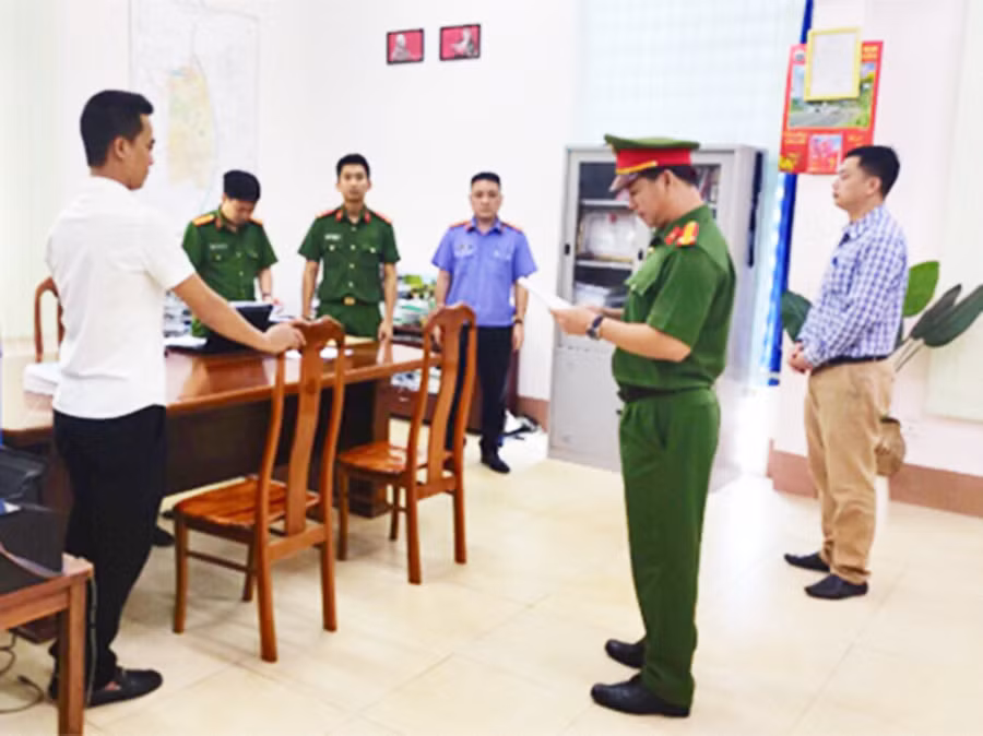  Anh Dương Trường Giang trình bày với phóng viên Báo Người Lao Động về chứng cứ, tài liệu mà đối tượng dùng để lừa đảo, khiến anh mất 400 triệu đồng. Ảnh Hoàng Phúc