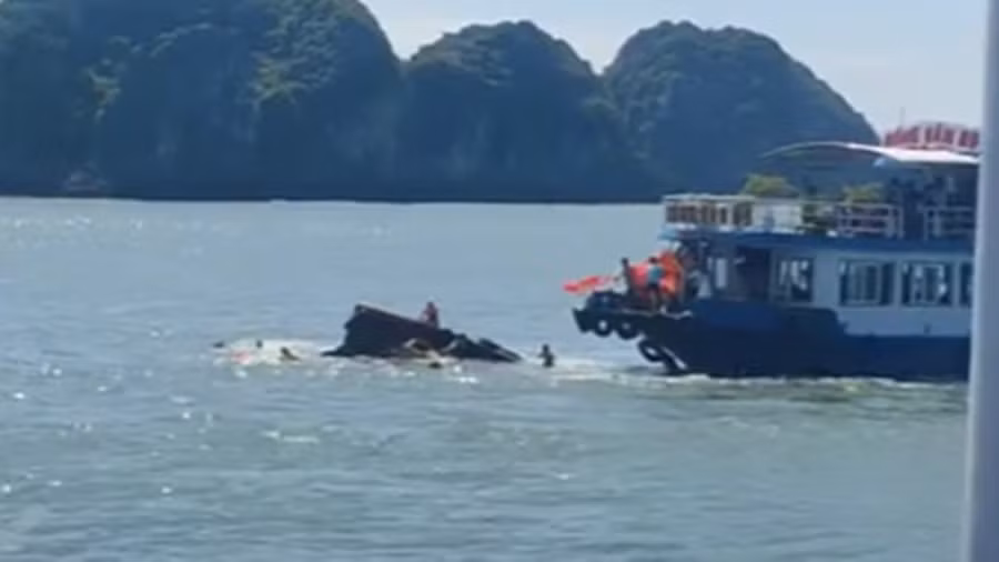 Tàu chuyển tải chìm dần sau khi va chạm với tàu Hồng Vân 89. Ảnh: TN