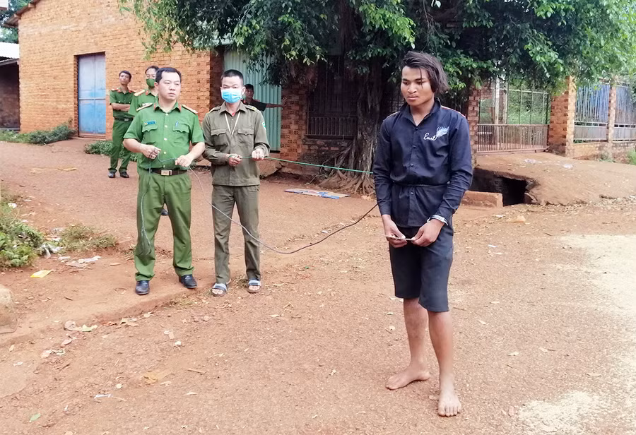  Đối tượng Siu Qua thực nghiệm lại hành vi giết người. Ảnh: Lê Ánh