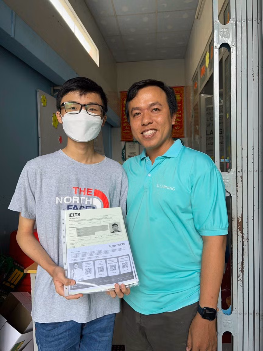 Ngọc Tân cùng thầy Nguyễn Thanh Bình, người ôn luyện thi IELTS cho Tân. Ảnh: NVCC