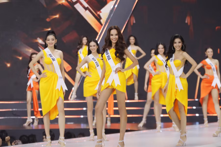 Thí sinh Lê Hoàng Phương thắng giải Best Catwalk. Người đẹp quê Khánh Hòa sở hữu vẻ ngoài sắc sảo, body nóng bỏng. Cô cao 1,76m, số đo ba vòng 86-61-94,5. Trước đó, Hoàng Phương từng ghi tên mình vào Top 10 Hoa hậu Hoàn vũ Việt Nam 2019. Ảnh: BTC