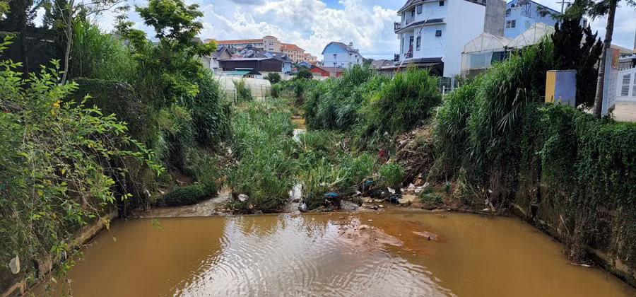 Khu dân cư phía hạ lưu hồ Mê Linh thường xuyên bị ngập lụt cục bộ khi mưa lớn kéo dài. Ảnh: Lâm Viên