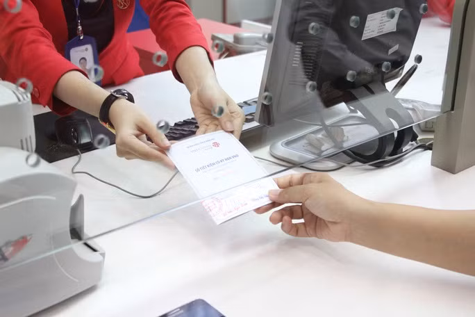 Quy định mới về rút tiền gửi trước hạn, người gửi tiền tiết kiệm vẫn được hưởng lãi suất cao được các ngân hàng kiến nghị nhằm bảo đảm quyền lợi của khách hàng