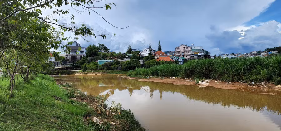 Hồ Mê Linh có nguy cơ biến thành ao nếu không được nạo vét kịp thời