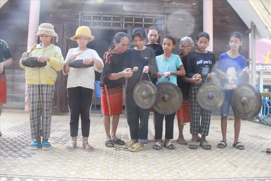 Các bạn trẻ ở buôn làng tham gia các lớp dạy đánh cồng chiêng. Ảnh: L.H