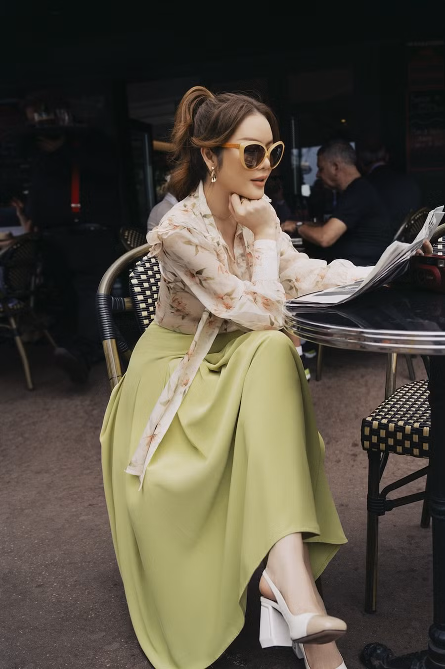 Lý Nhã Kỳ nổi bật trên đường phố nhờ cách biến hóa, lựa chọn phụ kiện ấn tượng. Với sự kết hợp cực kỳ ngẫu hứng từ quần áo, giày dép cho đến phụ kiện, nữ diễn viên trở thành nguồn cảm hứng cho phong cách ăn mặc của các cô gái thành thị. Lý Nhã Kỳ nổi bật trên đường phố nhờ cách biến hóa, lựa chọn phụ kiện ấn tượng. Với sự kết hợp cực kỳ ngẫu hứng từ quần áo, giày dép cho đến phụ kiện, nữ diễn viên trở thành nguồn cảm hứng cho phong cách ăn mặc của các cô gái thành thị.