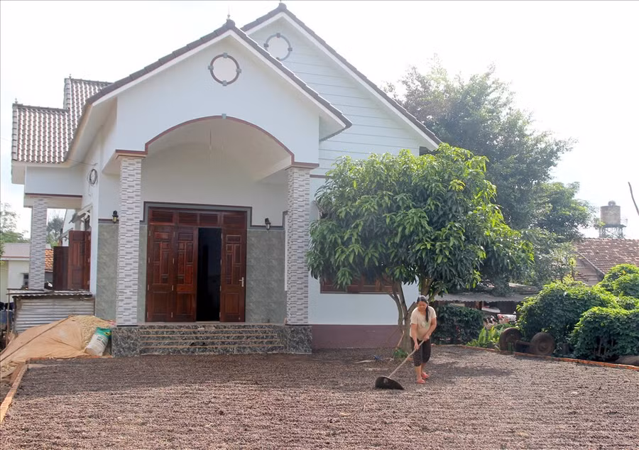 Nhiều nông dân sau khi “đập đá“, cải tạo đất đai, đã có nguồn thu nhập hàng trăm triệu đồng mỗi năm, xây dựng nhà cửa khang trang. Ảnh: Phan Tuấn