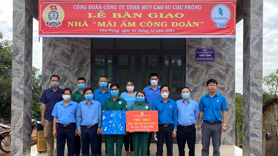 Công đoàn Công ty TNHH một thành viên Cao su Chư Prông trao nhà “Mái ấm Công đoàn” cho anh Rơ Lan Dúc-công nhân Nông trường Cao su Thống Nhất. Ảnh: Hà Đức Thành