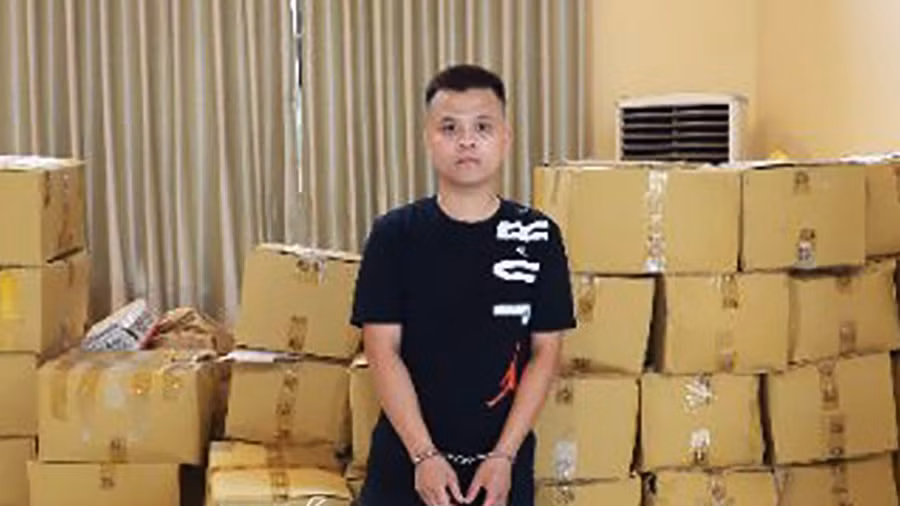 Đặng Văn Tình cùng tang vật vụ án. Ảnh: Khải Anh