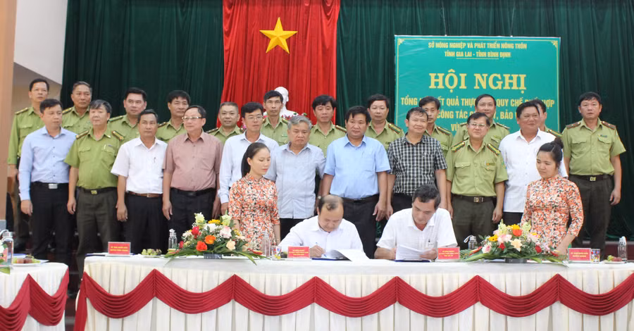 Lãnh đạo huyện Kbang và Vĩnh Thạnh (tỉnh Bình Định) ký kết quy chế phối hợp quản lý, bảo vệ rừng giáp ranh. Ảnh: Nguyễn Diệp Lãnh đạo huyện Kbang và Vĩnh Thạnh (tỉnh Bình Định) ký kết quy chế phối hợp quản lý, bảo vệ rừng giáp ranh. Ảnh: Nguyễn Diệp