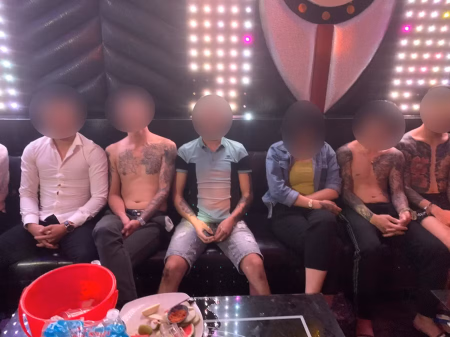 Nhiều người bị bắt quả tang sử dụng trái phép chất ma túy tại quán karaoke. Ảnh: Công an cung cấp