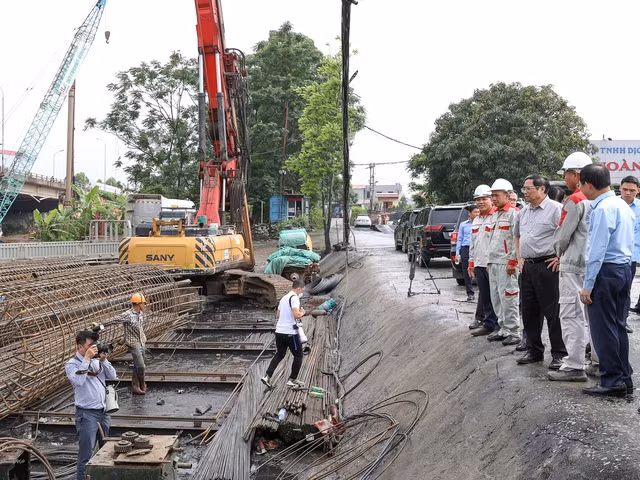 Thủ tướng thị sát công trường xây dựng cầu Như Nguyệt - Ảnh VGP/Nhật Bắc