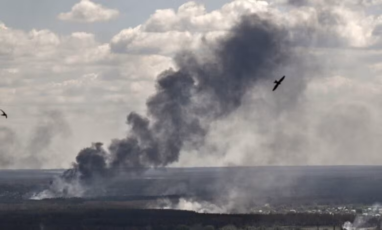 Khói đen bốc lên từ một khu vực trúng pháo kích ở Ukraine. Ảnh: Getty Images
