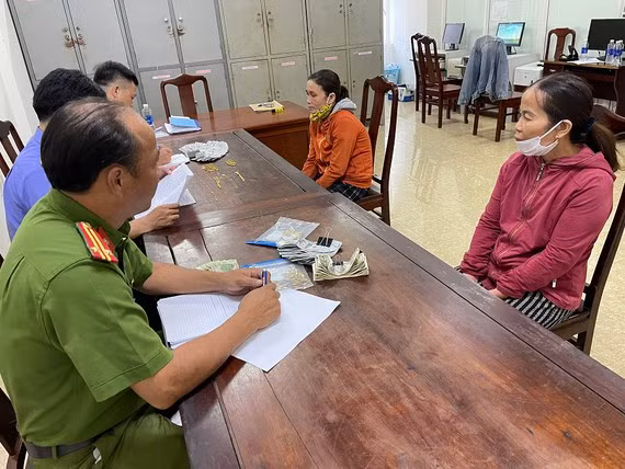 Hai đối tượng tại cơ quan công an