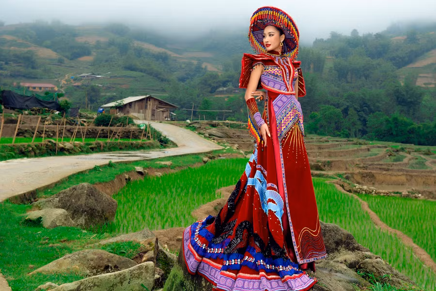 Cô không ngại di chuyển lên Sapa để thực hiện bộ ảnh quảng bá cho thiết kế này. Ảnh: VŨ ĐÌNH HẢI- HOÀNG PHÚC