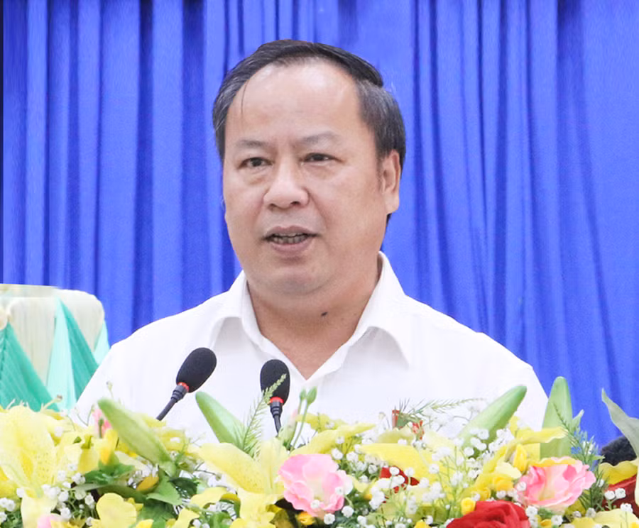 Phó Bí thư Thường trực Tỉnh ủy, Trưởng đoàn đại biểu Quốc hội tỉnh Châu Ngọc Tuấn phát biểu tại buổi tiếp xúc cử tri TP. Pleiku. Ảnh: Quang Tấn