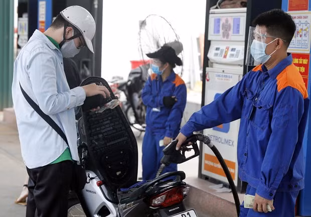 Giá xăng trong nước liên tục tăng trong 6 kỳ điều hành gần đây. Ảnh: TTXVN