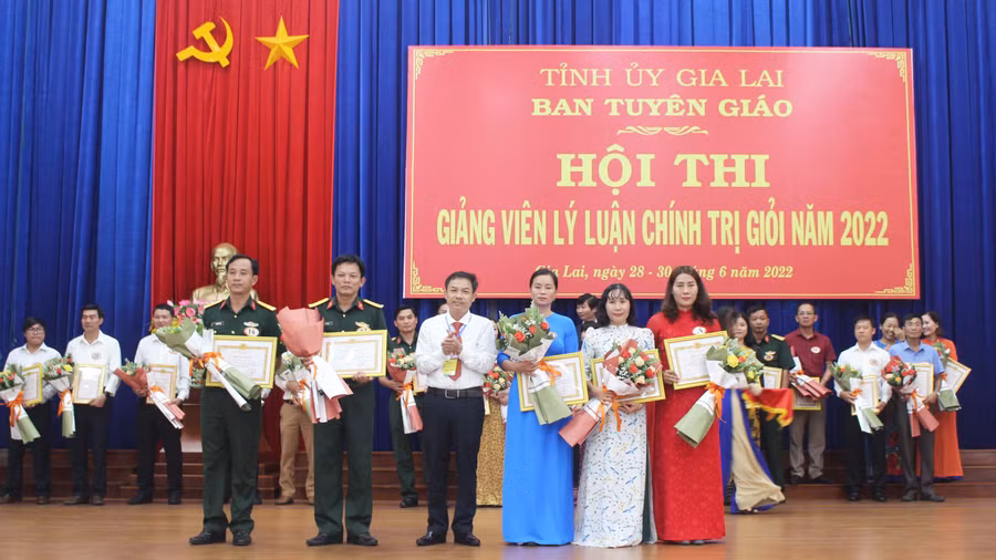 Phó Trưởng ban Tuyên giáo Tỉnh ủy Võ Hoàng Bình (thứ 4 từ phải qua) trao giải khuyến khích cho các thí sinh. Ảnh: Phan Lài