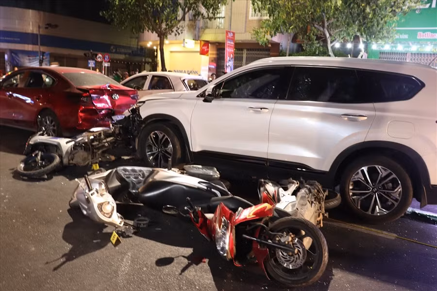  Tối ngày 19.6, một vụ tai nạn liên hoàn khiến 3 xe ô tô va chạm với 4 xe máy xảy ra trên đường Điện Biên Phủ, TP.Đà Nẵng làm 1 người bị thương.
