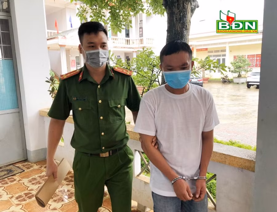 Lực lượng công an bắt giữ đối tượng Lê Xuân Hoàng