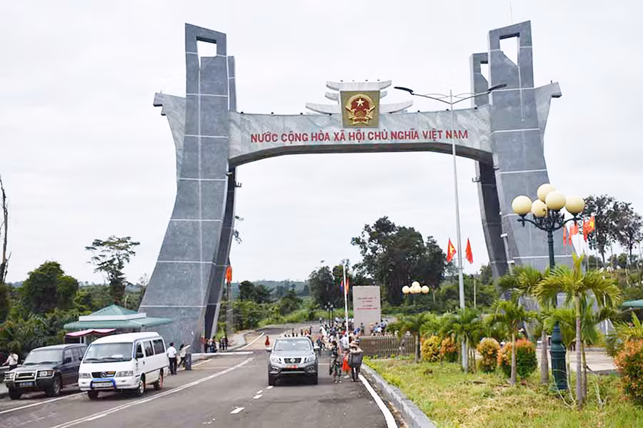 Các phương tiện vận chuyển hàng hóa từ Campuchia về Việt Nam qua Cửa khẩu Quốc tế Lệ Thanh. Ảnh: Duy Lê