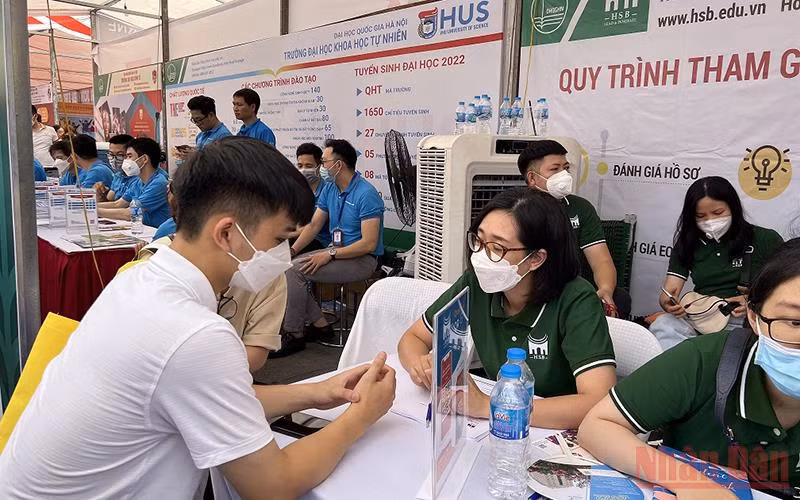  Đại học Quốc gia Hà Nội tư vấn tuyển sinh năm 2022 cho thí sinh.