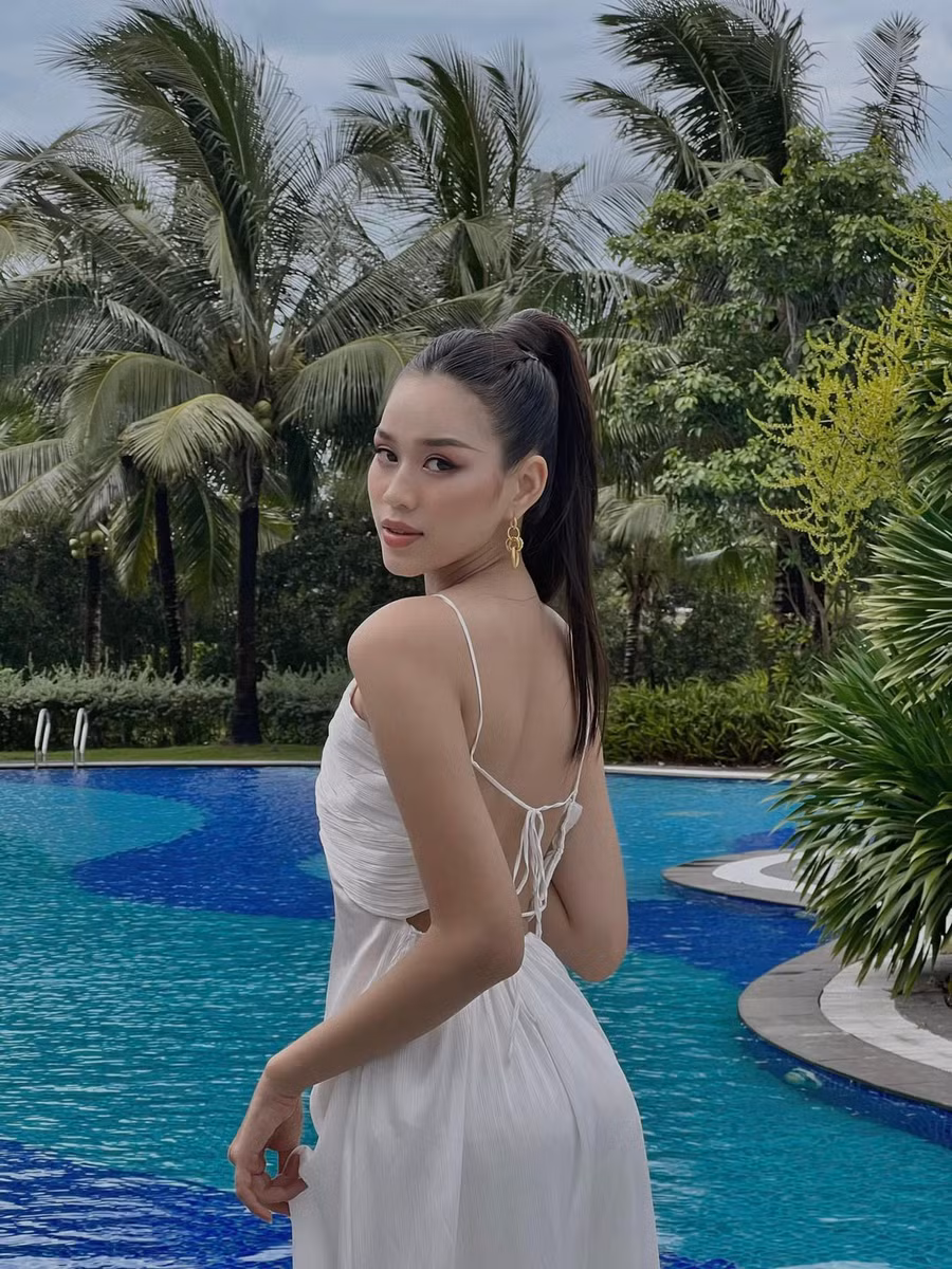 Kiểu tóc đuôi ngựa cho nàng hậu xứ Thanh về đúng độ tuổi của mình: trẻ trung, năng động.