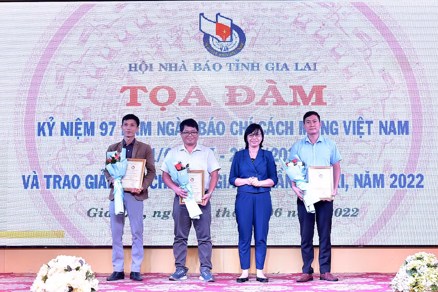 Phó Chủ tịch UBND tỉnh Nguyễn Thị Thanh Lịch trao giải A Giải báo chí cho các tác giả. Ảnh: Đức Thụy
