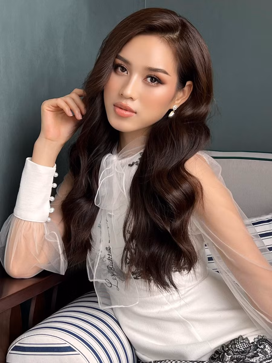  Hoa hậu Đỗ Thị Hà chọn tông make-up trong veo, nhẹ nhàng kết hợp với mái tóc được uốn xoăn bồng bềnh.