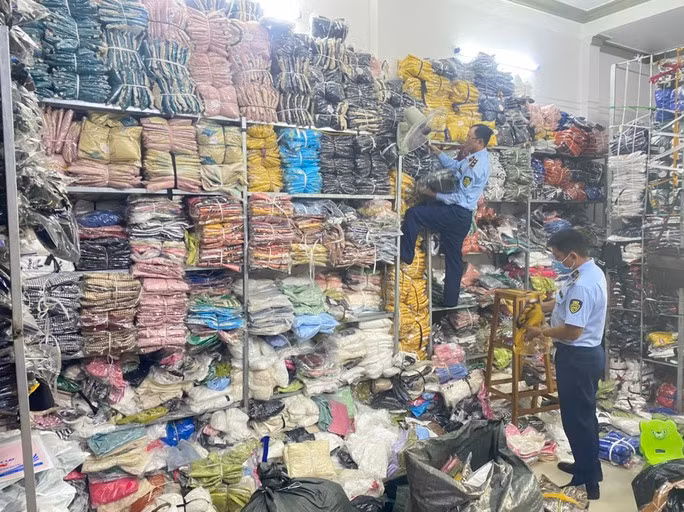 Hàng ngàn sản phẩm quần áo không rõ nguồn gốc xuất xứ Hàng ngàn sản phẩm quần áo không rõ nguồn gốc xuất xứ