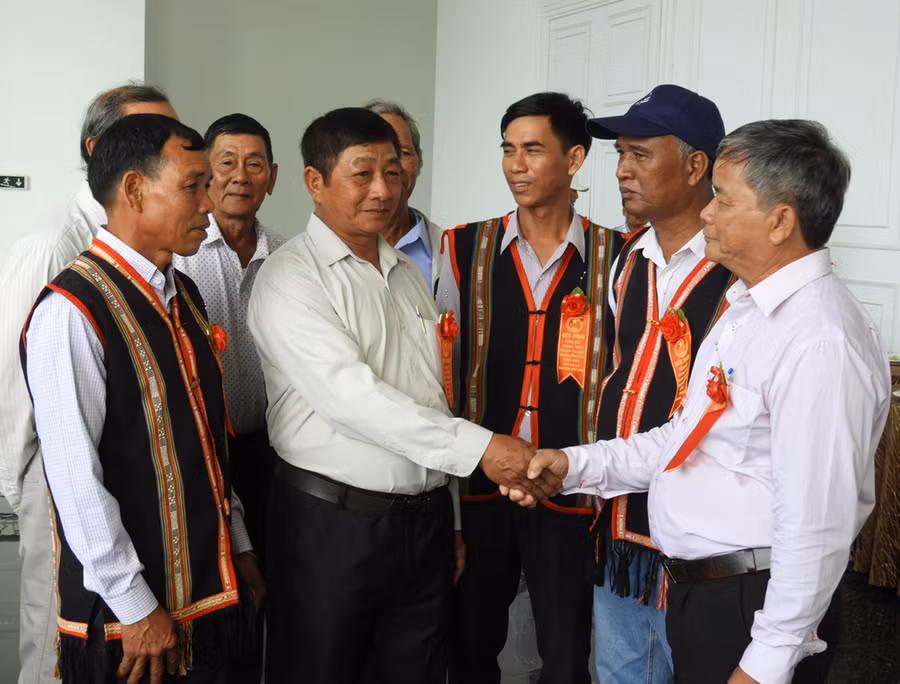 Trao đổi về công tác tuyên truyền thực hiện cuộc vận động “Toàn dân đoàn kết xây dựng nông thôn mới, đô thị văn minh”ở vùng đồng bào Công giáo. Ảnh: Thanh Nhật