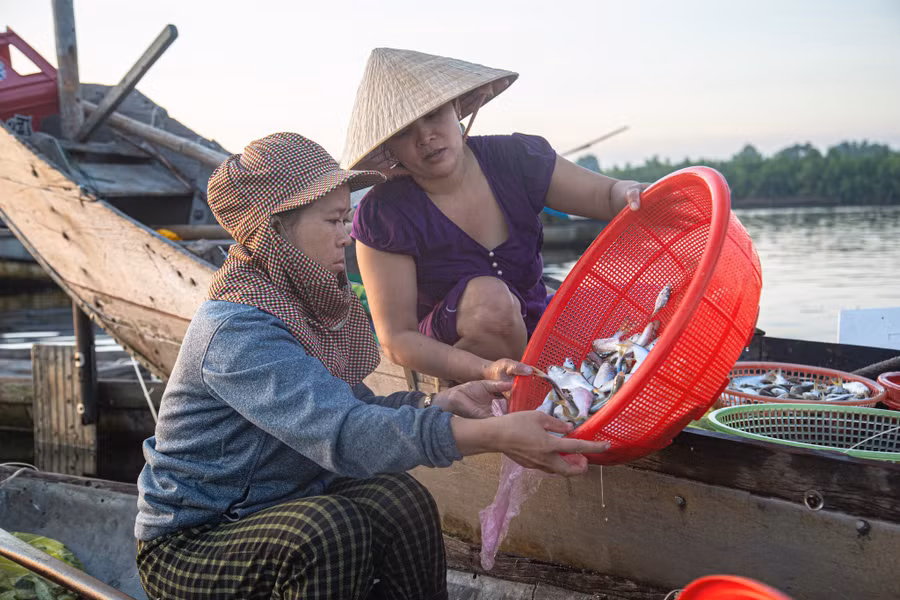 Người mua kẻ bán như đã quen từ lâu. Ảnh: Lê Hoài Nhân
