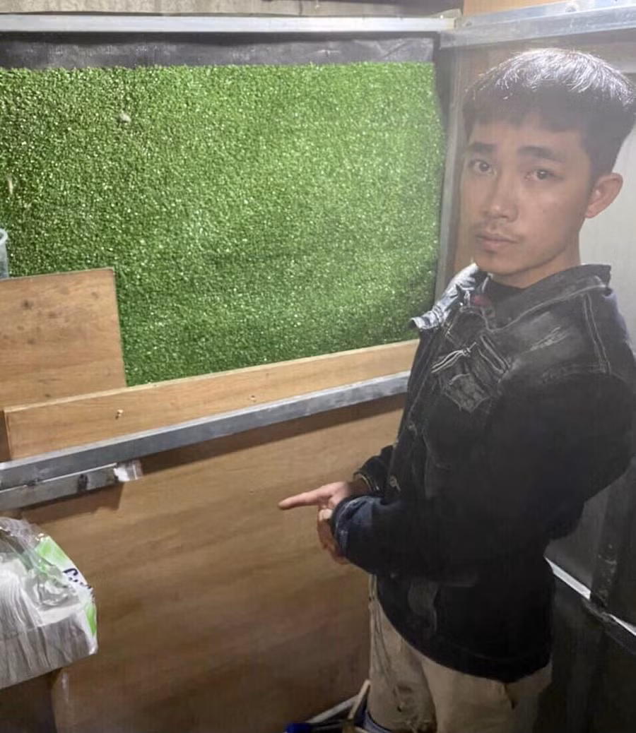  Đối tượng chỉ nơi cất giấu ma tuý trong nhà vệ sinh tự thiết kế. Ảnh: Công an huyện Đam Rông