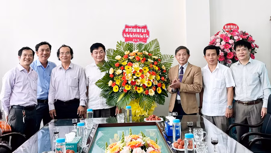 Trưởng ban Tuyên giáo Tỉnh ủy Huỳnh Thế Mạnh (thứ 3 từ phải sang) tặng lẵng hoa chúc mừng tập thể Báo Gia Lai. Ảnh: Phương Vi