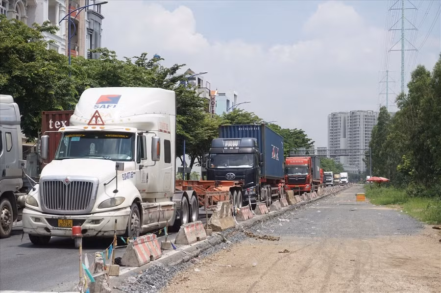 Mở rộng đường Đồng Văn Cống để giảm ùn tắc cho khu vực cảng Cát Lái. Ảnh: Minh Quân