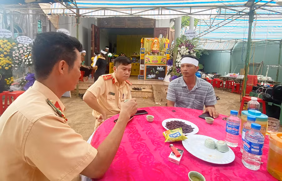 Phòng Cảnh sát Giao thông (Công an tỉnh) tiến hành thăm hỏi và động viên gia đình nạn nhân. Ảnh: Văn Ngọc