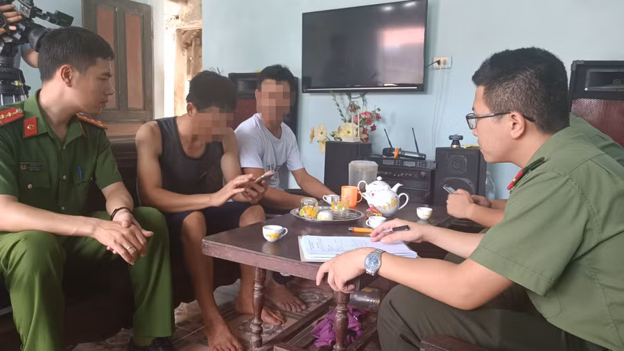  Công an làm việc với nạn nhân bị lừa sang lao động tại Campuchia. Ảnh: Ngọc Thành