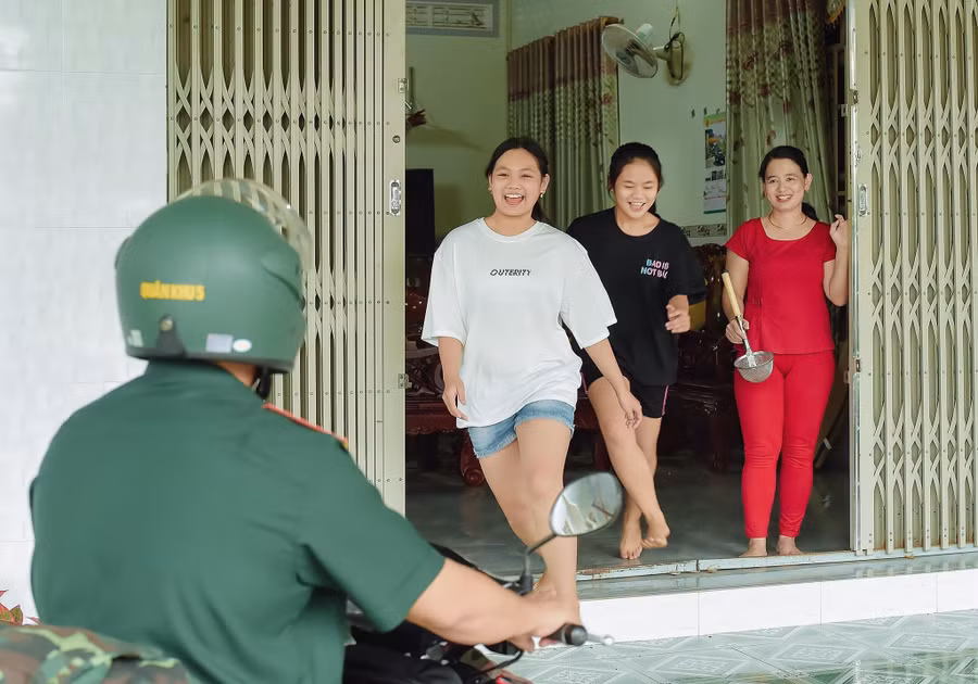 "A bố về" là khoảnh khắc hạnh phúc của sự đoàn tụ sau bao ngày xa cách. Ảnh: NVCC
