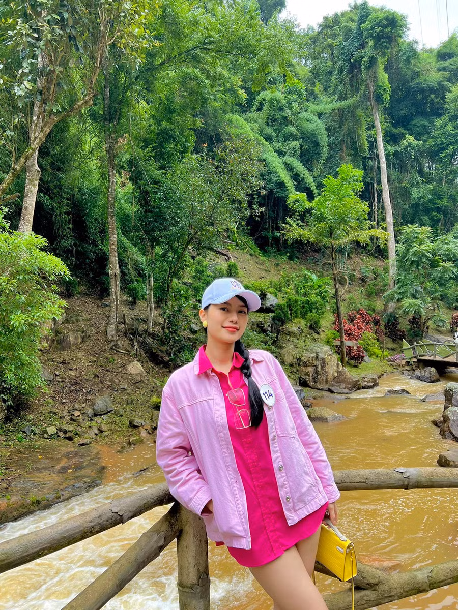“Nhưng tôi luôn cho rằng mình là duy nhất và là phiên bản độc nhất trên cuộc đời này, tôi không muốn trở thành bản photocopy và cũng không muốn mình bắt chước giống bất kỳ ai. Nếu có thì tôi chỉ muốn trở thành phiên bản giống như những tiêu chuẩn mà Nhung đã đặt ra cho chính bản thân mình”, cô bộc bạch