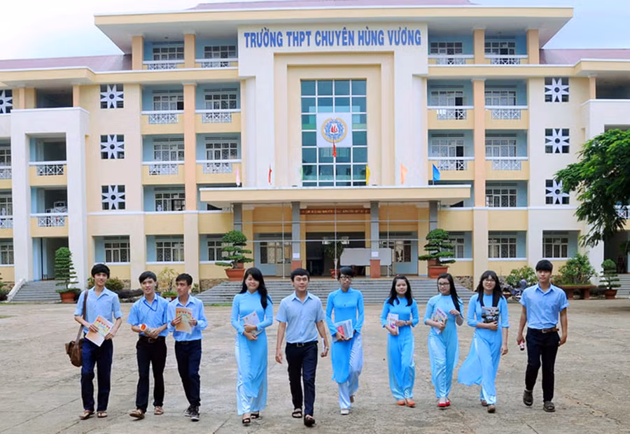Trường THPT chuyên Hùng Vương. 