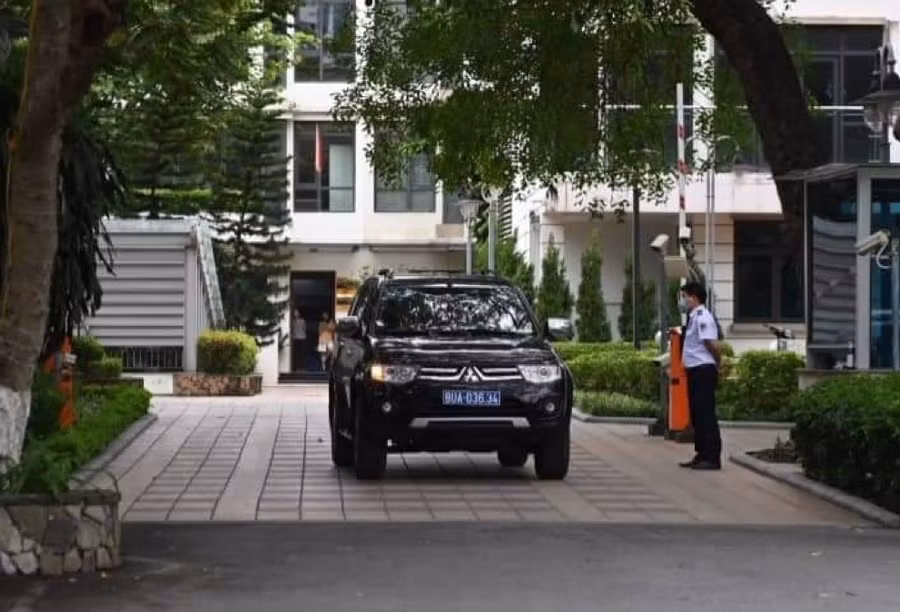  Xe biển xanh của lực lượng chức năng làm việc tại nơi cư trú của cựu Bộ trưởng Bộ Y tế Nguyễn Thanh Long. Ảnh: Q.N.