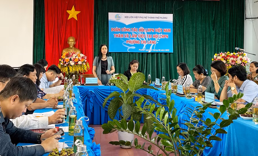 Quang cảnh buổi làm việc với Hội LHPN phường Chi Lăng, TP. Pleiku. Ảnh: Minh Châu