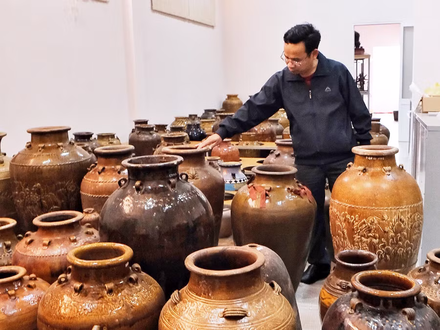  Bộ sưu tập trên 200 chum, chóe thuộc các dòng gốm cổ tại Bảo tàng tỉnh sẽ được quảng bá rộng rãi hơn nếu sử dụng công nghệ scan 3D. Ảnh: Hoàng Ngọc