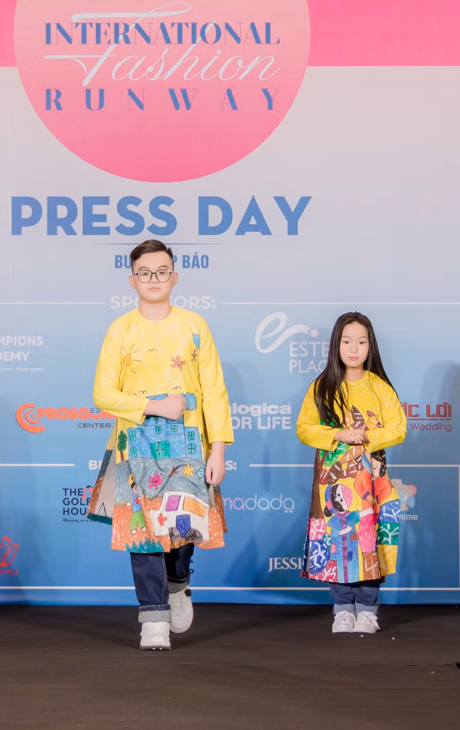 Hai thiết kế nằm trong bộ sưu tập Tạ ơn sẽ được trình diễn tại International Fashion Runway. Ảnh: BTC