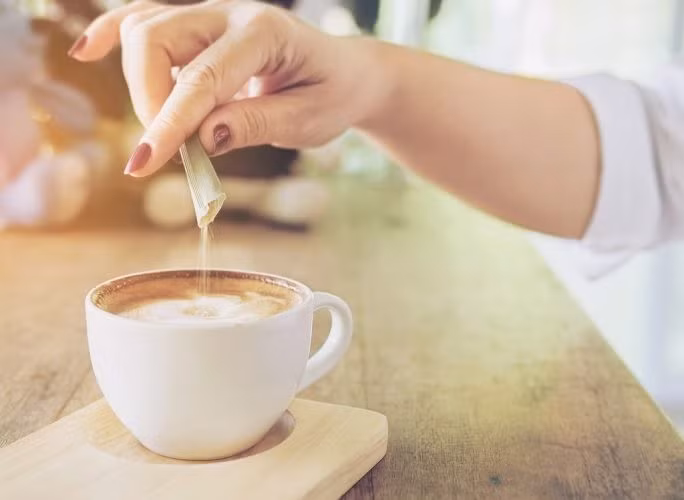 Bạn có thêm đường vào cà phê không? Ảnh: SHUTTERSTOCK