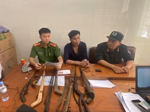 Kha Văn Bảy cùng số vụ khí tại cơ quan công an - Ảnh: Công an cung cấp Kha Văn Bảy cùng số vụ khí tại cơ quan công an - Ảnh: Công an cung cấp